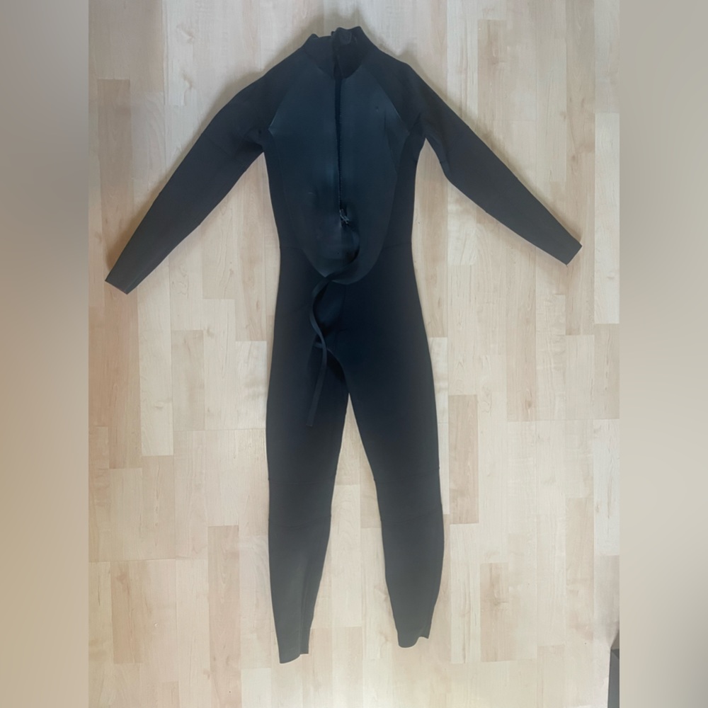 Women’s Imperial Motion 4/3 wetsuit size 4